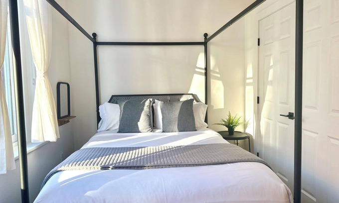 Downtown Apartamento | Modern Suite, Sleeps 4 ,Near Brown & Hospitals & PPAC
