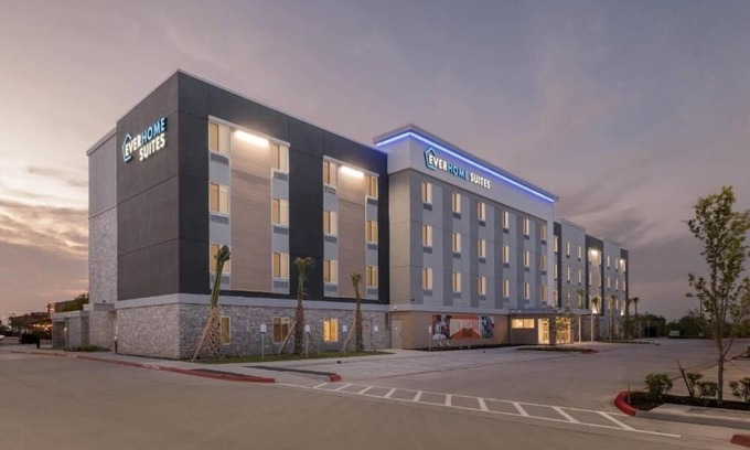 Brownsville Hotel | Modern Suite w/ Full Kitchen + Workspace for Long-Term Stays