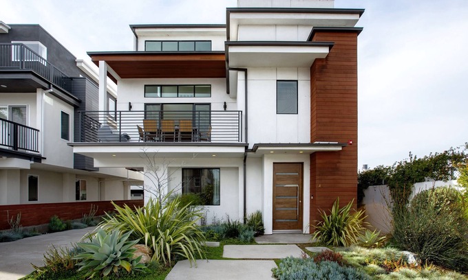 South Redondo Casa | Modern & Sun-Filled Family Home