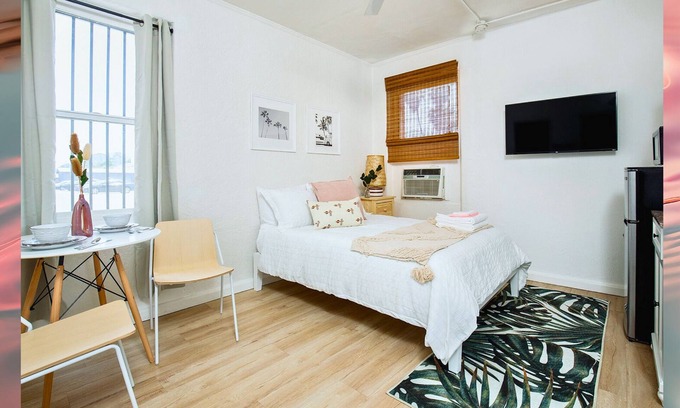 Westlake Apartamento | Modern Sunlit Studio Near Downtown LA!