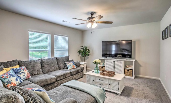 Sunset Beach Casa | Modern Sunset Beach Rental - 2 Mi to Golfing!
