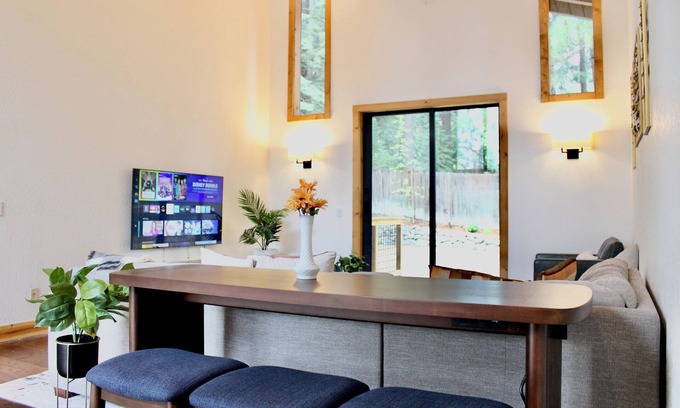 Ponderosa Palisades Casa | Modern Tahoe cabin: A/C, hot tub, ping pong, EV charger, family friendly