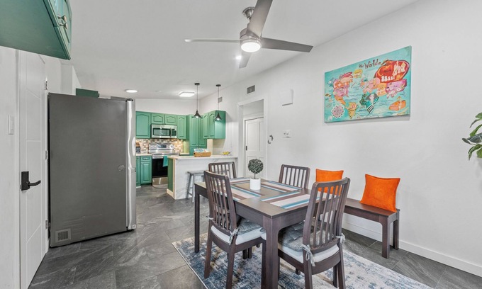 Plaza Terrace Casa | Modern Tampa Getaway - 1 mile from Bucs Stadium