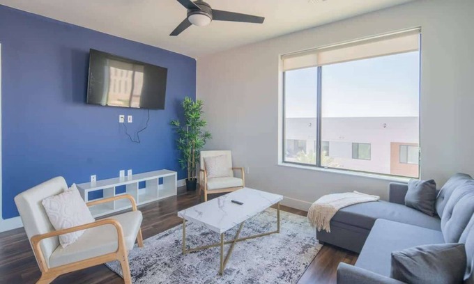 Tempe Apartamento | Modern Tempe 2BD with Pool Gym Parking WD can Sleeps 6!
