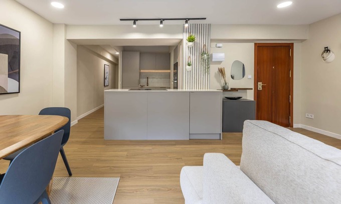 La Creu del Grau Apartamento | Modern Temporary Housing in Av. del Puerto.