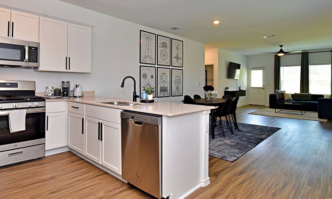 Del Valle Casa | Modern Tesla Home | Pool, BBQ & Playgrounds