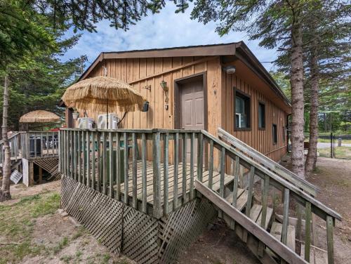 Wasaga Beach Casa | Modern Tiny Wood Cottage 04