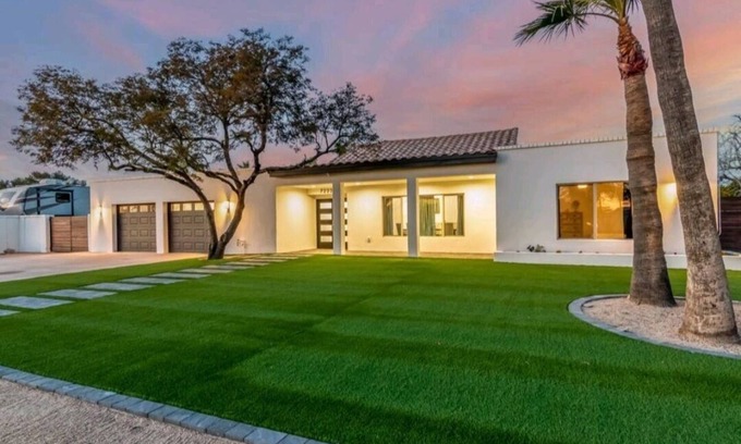 Glendale Casa | Modern Top Gun House in Arrowhead district. Heated Pool/Outdoor BBQ/Bar/Games