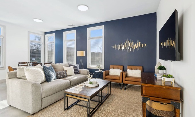 South Nashville Casa | Modern Townhome 2 mi. South of Downtown, Broadway Ave, Nissan Stadium- Sleeps 8