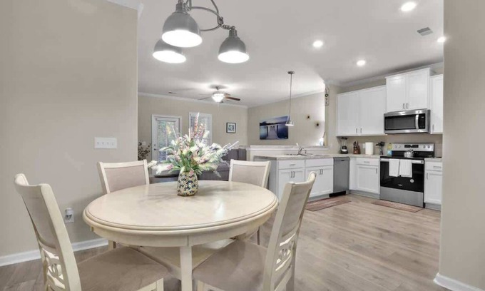 Pooler Condominio | Modern Townhome in Pooler | Pool & Trails