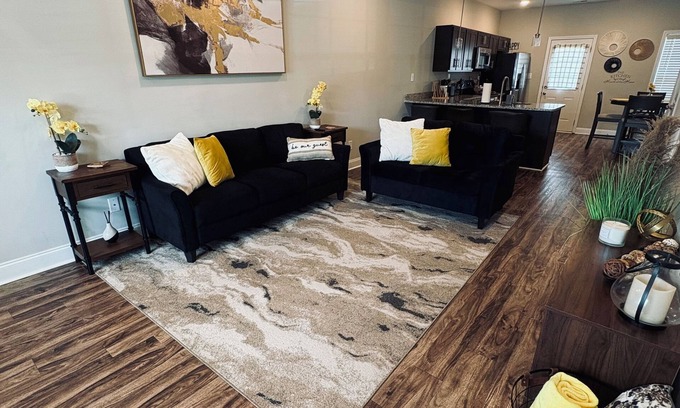 Clarksville Condominio | Modern Townhome, King Bed, Near Shops & I-24. 25 Mins to Ft. Campbell