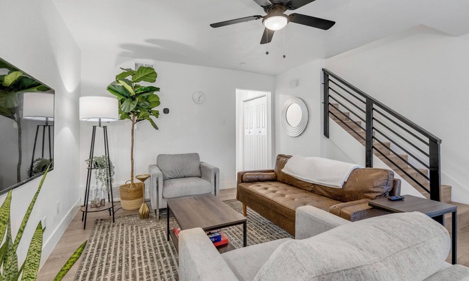 South Arlington Casa | Modern Townhome w/ Deck and Fast Wifi 7 min from AT&T Stadium