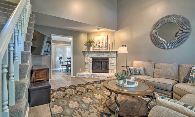 Overland Park Casa | Modern Townhome w/ Fireplace: Near Stoll Park