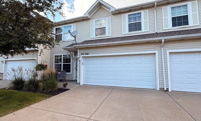 West Des Moines Casa | ✨ Modern Townhouse Near Jordan Creek & Topgolf ~ Spacious 2-Story Retreat