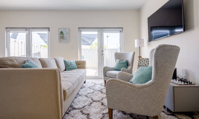 Naranja Casa | Modern Townhouse 3 bedrooms & BBQ! Between Miami & The Keys