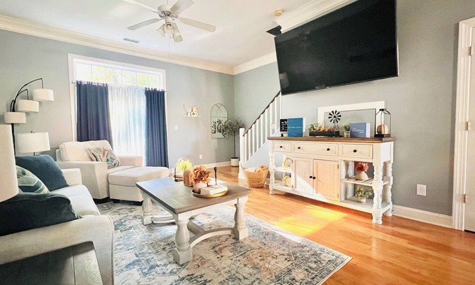Castle Hayne Casa | Beautifully decorated townhouse located minutes from downtown Wilmington NC!