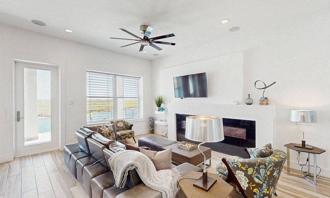 Corpus Christi Casa | Modern Townhouse with Gulf & Lake Padre Views, WiFi, Central AC, & Washer/Dryer