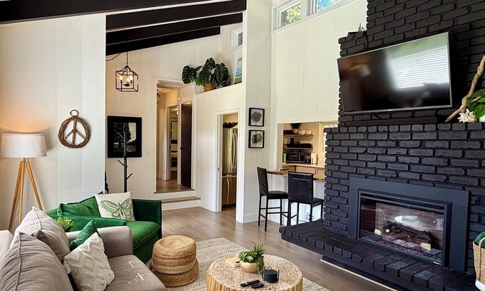 Little River Casa | Modern & Tranquil ~ Minutes to Mendocino Village ~ EV Charger ~ Hot Tub