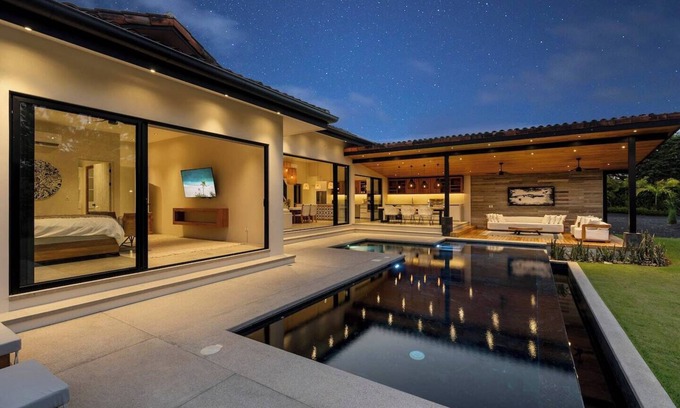 Tamarindo Casa | Modern Tropical House I Beach club membership I Golf course view I Daily housekeeping