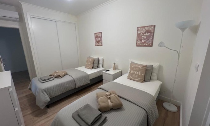 Palhais Casa | Modern Twin Room with a balcony