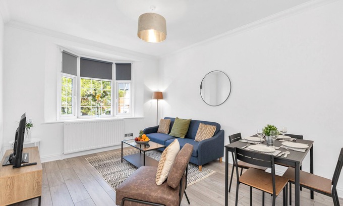 South Woodford Apartamento | Modern Two-Bedroom Apartment with Free Parking!