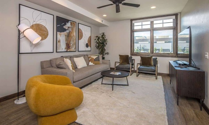 Big Sky Apartamento | Modern Two Bedroom Condo Big Sky Town Center