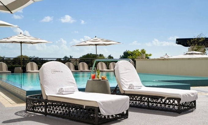 Coral Gables Casa | Modern Unit in Coral Gables! Parking, Rooftop Pool! Near Dadeland Mall!