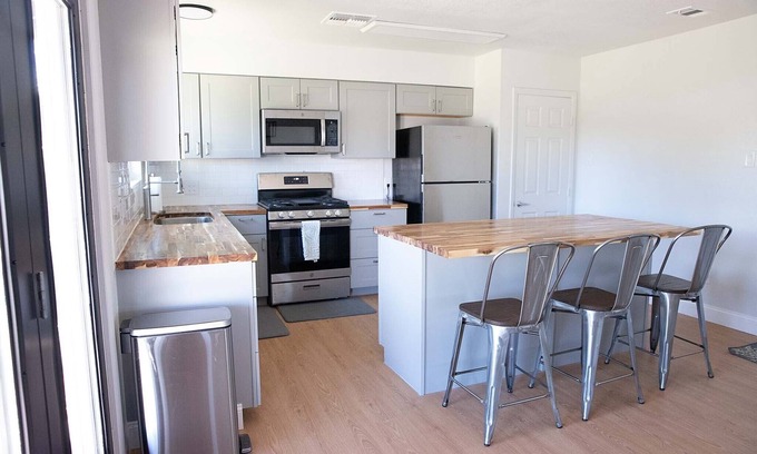 Yuma Casa | Modern, Updated, Pet Friendly, Centrally Located with BBQ and FirePit!