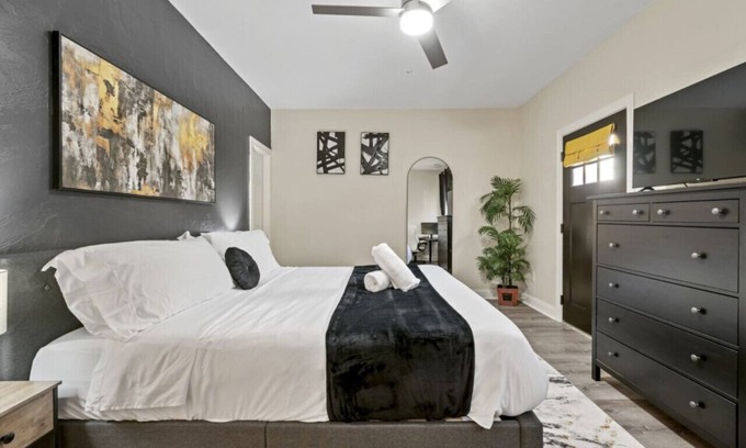 East Liberty Apartamento | Modern & Upscale King Bed Suite|Private w/Parking!