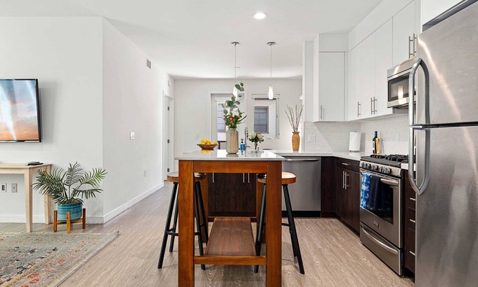 Carthay Circle Condominio | Modern Urban Retreat with Industrial Flair