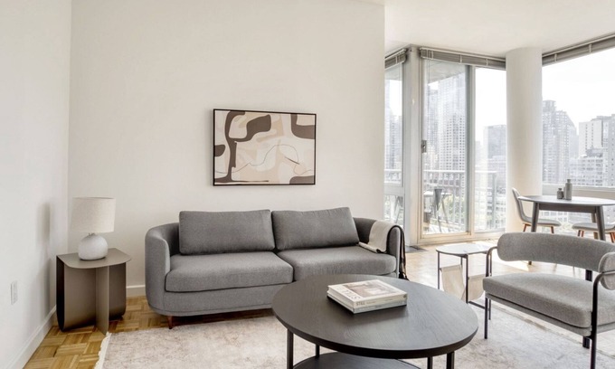 Lincoln Square Apartamento | Modern UWS 2BR w/ Doorman & Gym, nr Central Park, by Blueground
