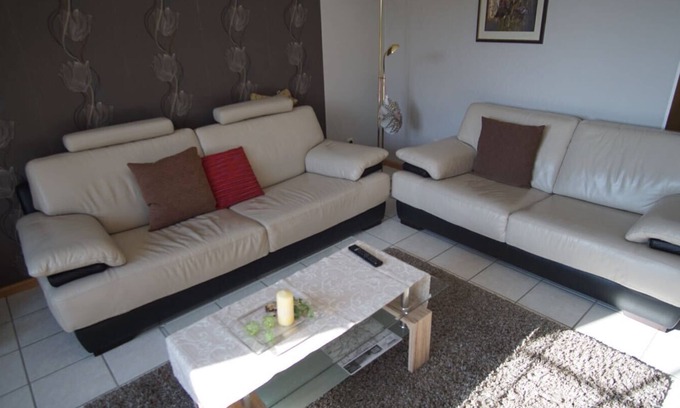 Bitburg Apartamento | Apartamento moderno en Bitburg-Stadt, decorado con buen gusto
