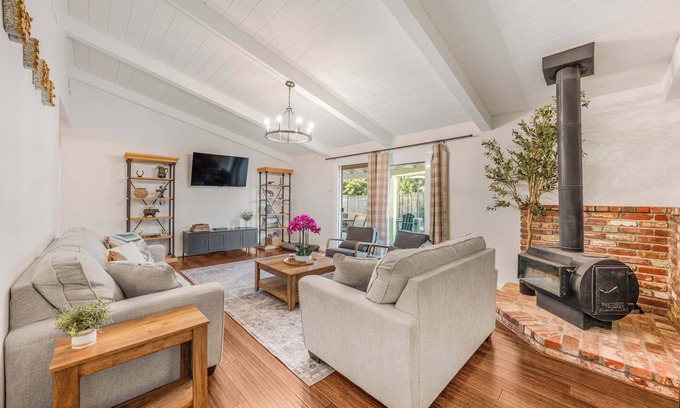 Santa Ynez Casa | Modern Valley Oasis! Pet-friendly & Walkable to DT
