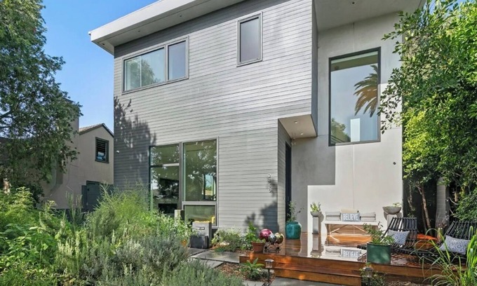 Venice Casa | Modern Venice Sanctuary- heal in the treasured home in this inspiring location.