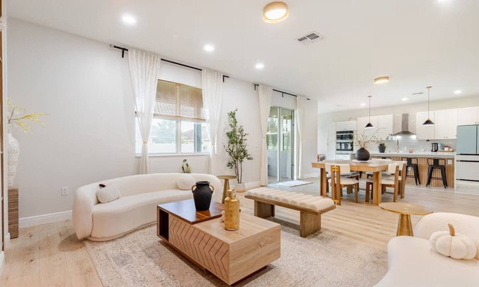 Southeast Orlando Casa | Modern Villa 3BR, 2.5BA, Clubhouse, Tennis, Pool, Playground