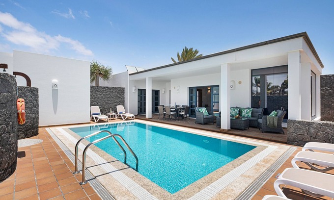 Playa Blanca Villa | Moderna villa cerca de la playa con piscina, sauna, bañera de hidromasaje y terraza