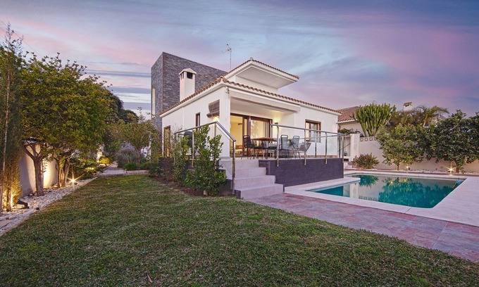 Urbanizacion Costabella Villa | Villa de tres dormitorios a poca distancia de la playa en Costabella, Marbella