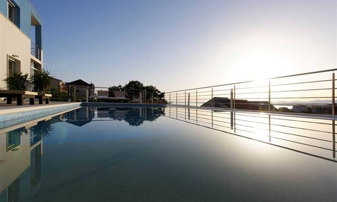 Podstrana Villa | Nueva villa moderna Mermaid en Split Riviera con piscina privada climatizada