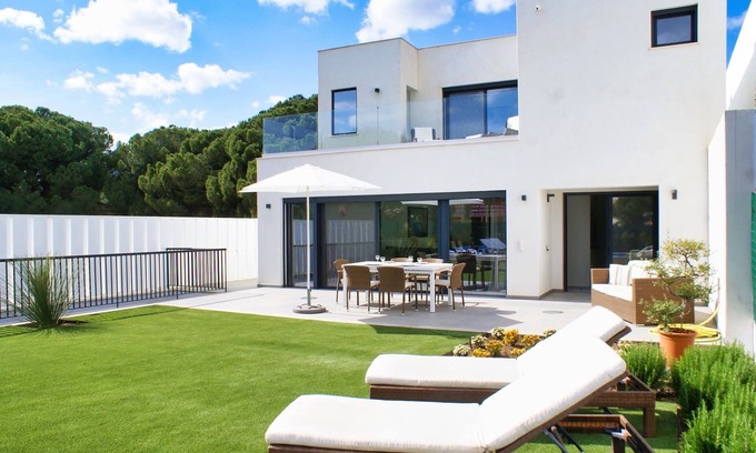 Vilamoura Villa | Modern villa with heated pool. Vibrant Vilamoura is within walking distance.