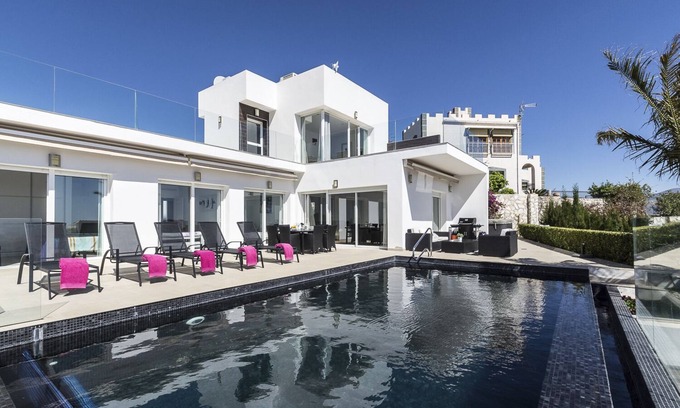 Salobrena Villa | Villa moderno con piscina privado climatizada y jacuzzi
