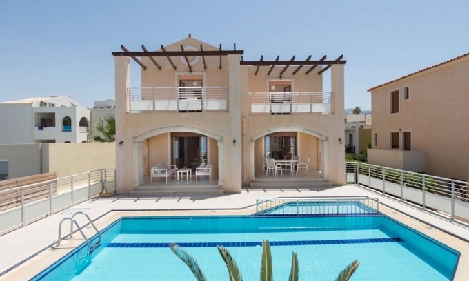 Rethymno Villa | ¡Villa moderna con piscina privada y vistas increíbles al mar y a solo 100 metros de la playa!
