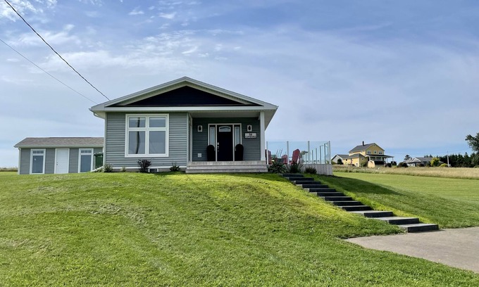 Stanley Bridge Casa | Modern Water-View Cottage with A/C