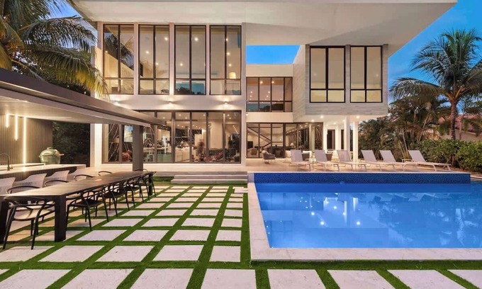 Aventura Casa | Modern Waterfront mansion