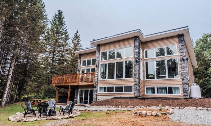 Riviere-Rouge Casa | Modern Waterfront Cottage on the Rouge River & Spa