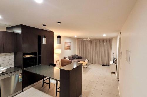 Birtinya Apartamento | Modern Waterfront Apartment