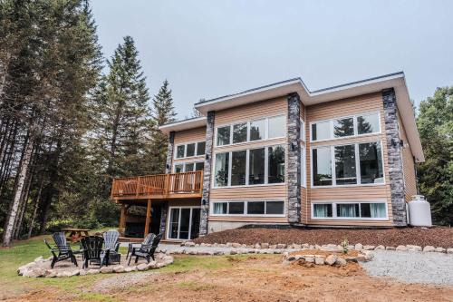 Riviere-Rouge Casa | Modern Waterfront Cottage on the Rouge River & Spa
