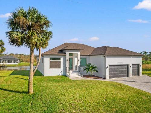 Port Charlotte Casa | Modern Waterfront Bliss