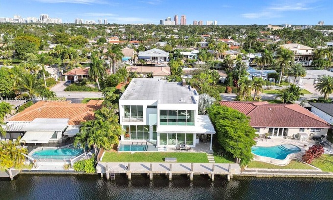 Poinsettia Heights Casa | Modern waterfront property