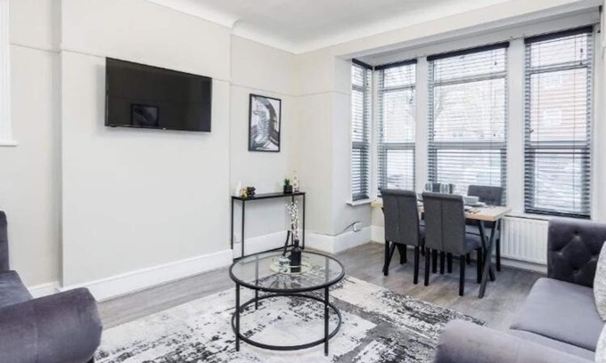 Southend-on-Sea Apartamento | Modern & Chic 2BR City Centre Near High St by Luxiety Stays