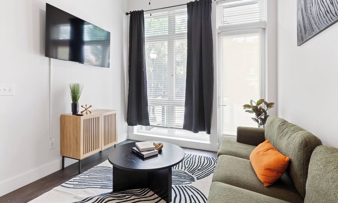 Home Park Apartamento | Modern West Midtown Retreat — Luxurious Stay!